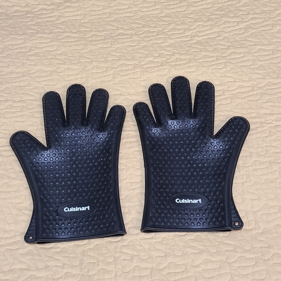 Cuisinart Other - Cuisinart 2 pack silicone heat resistant gloves.